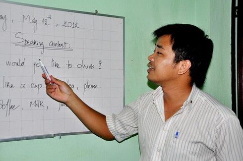 Từ cậu bé bụi đời trở thành thầy giáo tiếng Anh