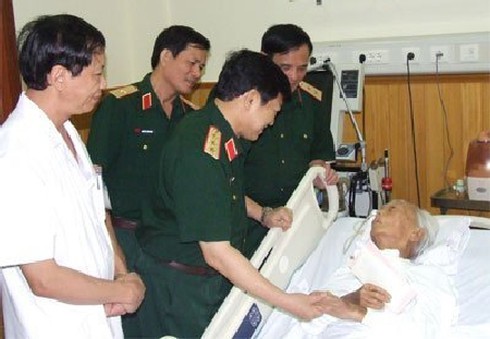 Lãnh đạo Tổng cục Chính trị thăm Tướng Giáp