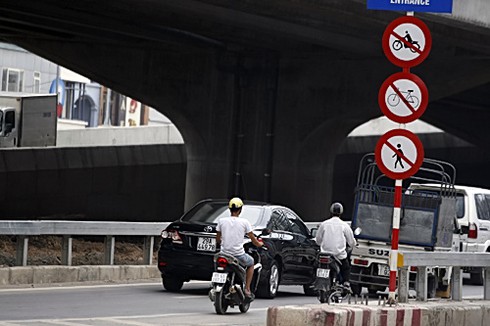 Vi phạm nhan nhản tại đường trên cao ở Hà Nội