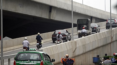 Vi phạm nhan nhản tại đường trên cao ở Hà Nội