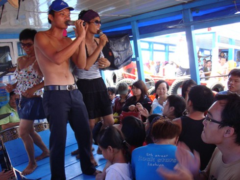 Du lịch bốn đảo ở Nha Trang: Sốc vì `văn hóa dung tục`