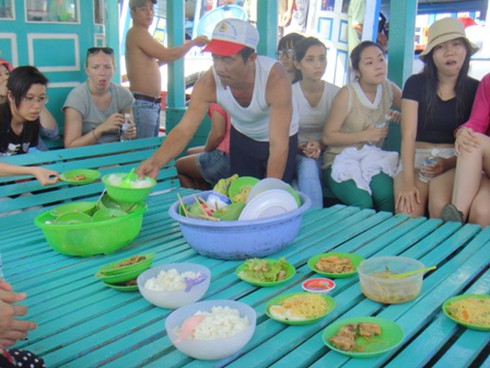 Du lịch bốn đảo ở Nha Trang: Sốc vì `văn hóa dung tục`
