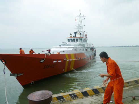 Tàu SAR 412 cứu cùng lúc 2 tàu cá VN bị nạn trên biển