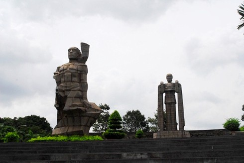 Thăm nơi yên nghỉ của những anh hùng quả cảm