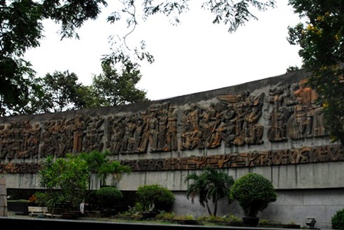 Thăm nơi yên nghỉ của những anh hùng quả cảm