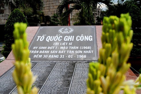 Thăm nơi yên nghỉ của những anh hùng quả cảm