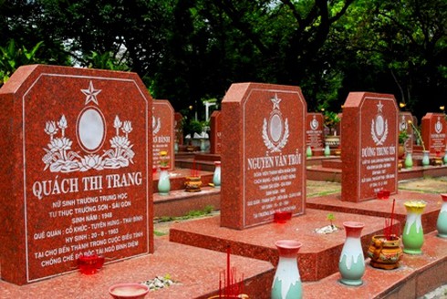 Thăm nơi yên nghỉ của những anh hùng quả cảm