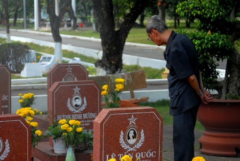 Thăm nơi yên nghỉ của những anh hùng quả cảm