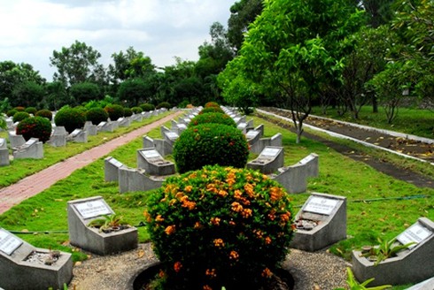 Thăm nơi yên nghỉ của những anh hùng quả cảm