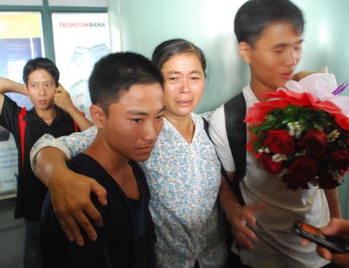 Hình ảnh đầu tiên thuyền viên thoát cướp biển Somalia về đến Nội Bài