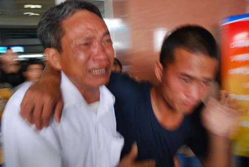 Hình ảnh đầu tiên thuyền viên thoát cướp biển Somalia về đến Nội Bài