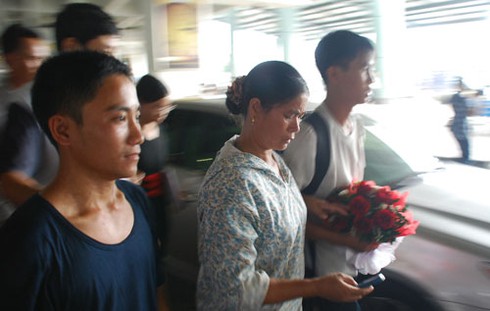 Hình ảnh đầu tiên thuyền viên thoát cướp biển Somalia về đến Nội Bài