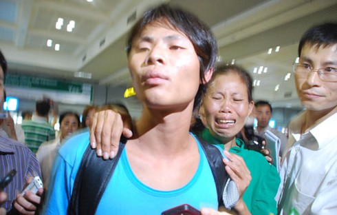 Hình ảnh đầu tiên thuyền viên thoát cướp biển Somalia về đến Nội Bài