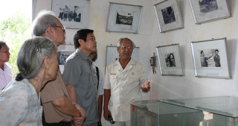 Bộ trưởng TT&TT Nguyễn Bắc Son thăm Bảo tàng Chiến sĩ cách mạng