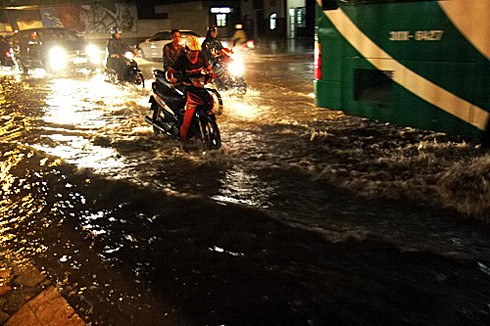 Đường phố Thủ đô ngập do ảnh hưởng của bão Vicente