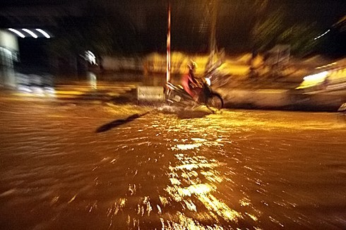 Đường phố Thủ đô ngập do ảnh hưởng của bão Vicente