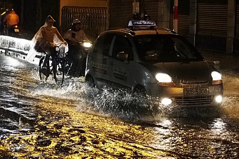 Đường phố Thủ đô ngập do ảnh hưởng của bão Vicente