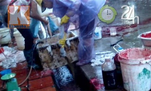 Lòng lợn, tiết canh pha nước thải