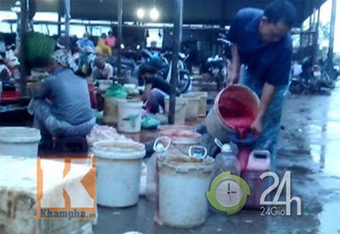 Lòng lợn, tiết canh pha nước thải