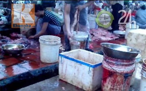Lòng lợn, tiết canh pha nước thải