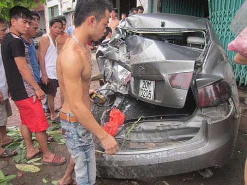Xe bồn chở xăng húc bẹp ô tô, người dân nhanh chân hôi của