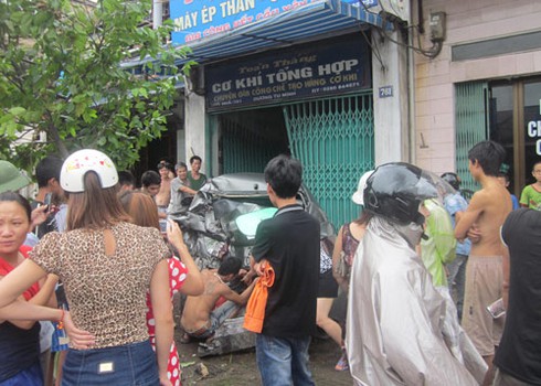 Xe bồn chở xăng húc bẹp ô tô, người dân nhanh chân hôi của