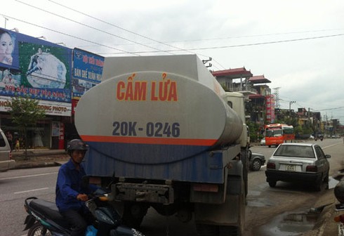 Xe bồn chở xăng húc bẹp ô tô, người dân nhanh chân hôi của