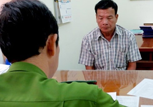 Giở trò chơi đánh bài, dâm ô nhiều lần với bé 8 tuổi