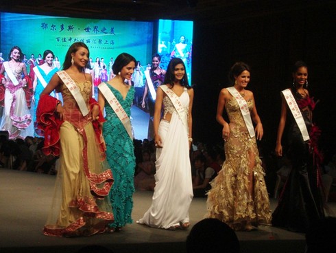 Thí sinh Hoa Hậu Thế giới rực rỡ trong trang phục dạ hội