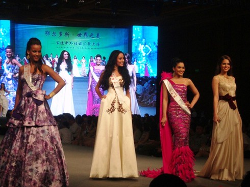 Thí sinh Hoa Hậu Thế giới rực rỡ trong trang phục dạ hội