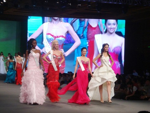 Thí sinh Hoa Hậu Thế giới rực rỡ trong trang phục dạ hội