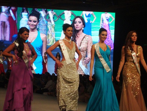 Thí sinh Hoa Hậu Thế giới rực rỡ trong trang phục dạ hội