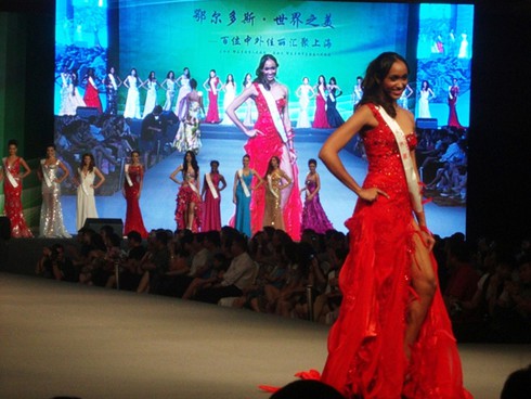 Thí sinh Hoa Hậu Thế giới rực rỡ trong trang phục dạ hội