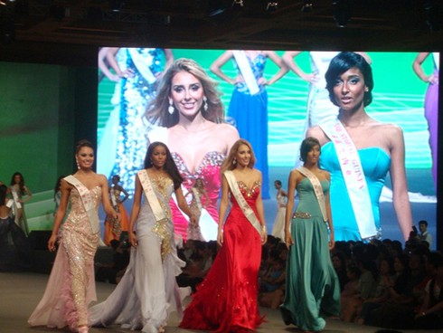 Thí sinh Hoa Hậu Thế giới rực rỡ trong trang phục dạ hội