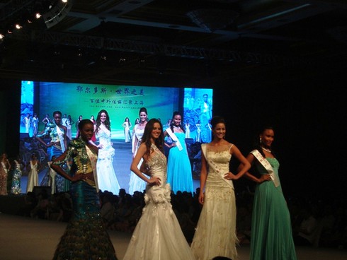 Thí sinh Hoa Hậu Thế giới rực rỡ trong trang phục dạ hội