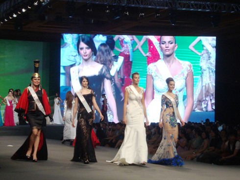 Thí sinh Hoa Hậu Thế giới rực rỡ trong trang phục dạ hội