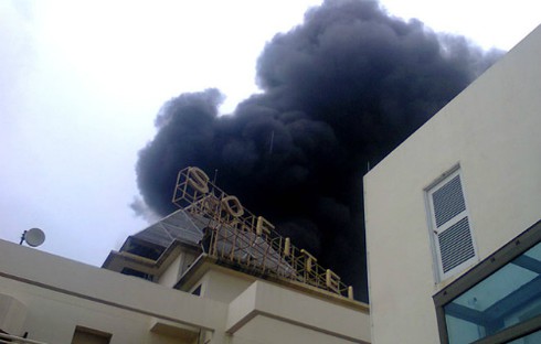 Khói bốc mù mịt từ khách sạn 5 sao
