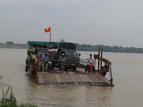 Bắt buộc mặc áo phao khi qua sông: Bao giờ có hiệu lực?