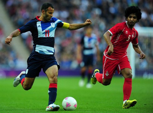 Ryan Giggs ghi bàn đưa Vương quốc Anh lên ngôi đầu