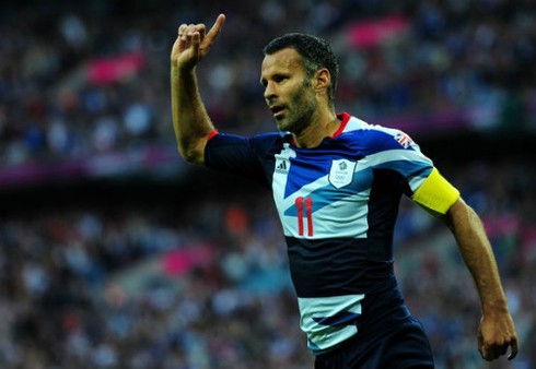 Ryan Giggs ghi bàn đưa Vương quốc Anh lên ngôi đầu