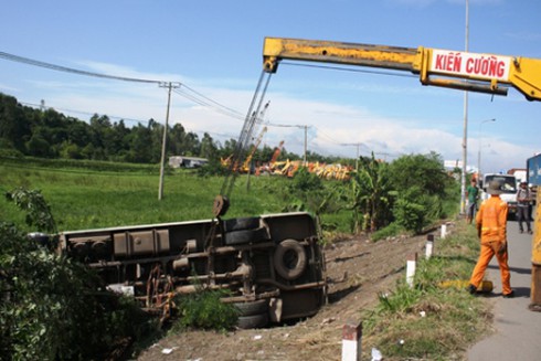 Tài xế lên cơn suyễn, ôtô lật nhào, 28 người thoát nạn