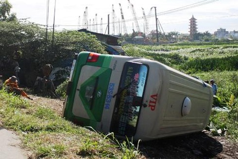 Tài xế lên cơn suyễn, ôtô lật nhào, 28 người thoát nạn