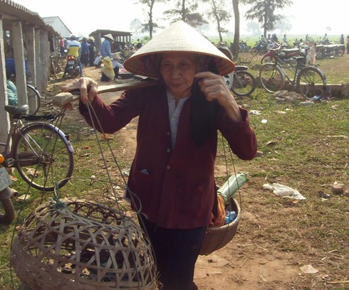 Nét chợ quê còn sót lại ở Hà thành