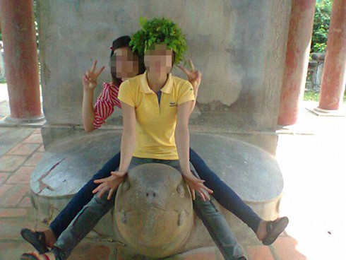 Cư dân mạng bức xúc hình ảnh nữ sinh cưỡi đầu rùa Văn Miếu