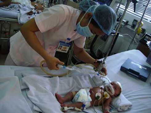 Mẹ không chích ngừa uốn ván, con suýt tử vong