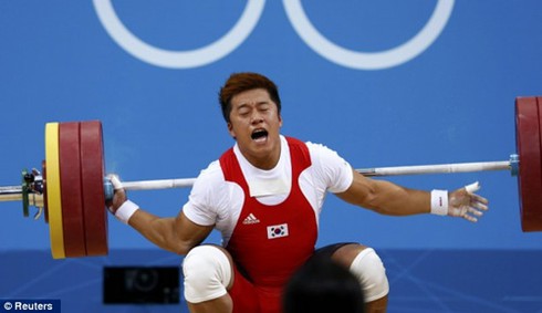 Chấn thương kinh hoàng của VĐV Hàn Quốc