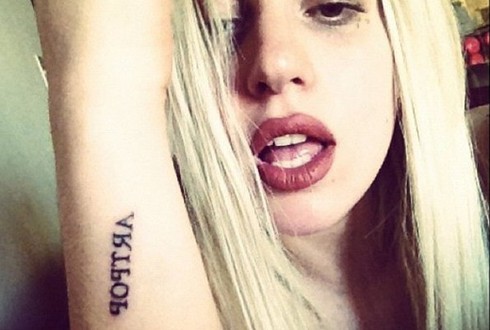 Chị gái Miley Cyrus rục rịch đi hát