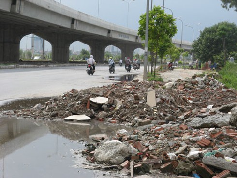 Đường đẹp, nhưng rác thải xây dựng to như núi