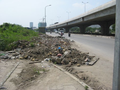 Đường đẹp, nhưng rác thải xây dựng to như núi