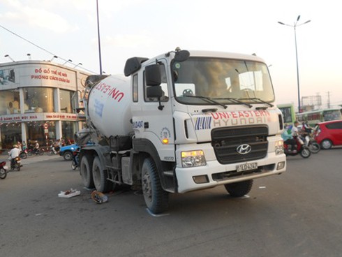 Một phụ nữ bị xe bồn cán tử vong